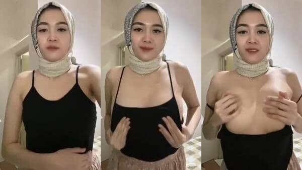 Horny Indonesian hijab girl records stripping & pussy rubbing